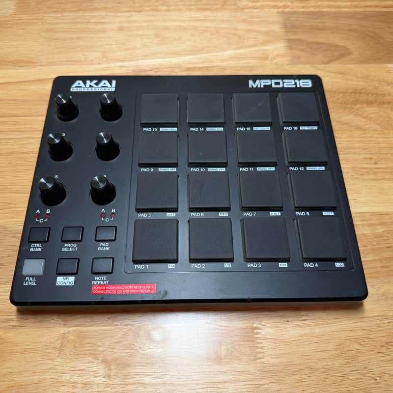 Akai MPD218 2015 - Present - Black image 1