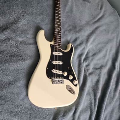 Squier SQ Series 3 bolt Stratocaster 1983-1984 - White image 2