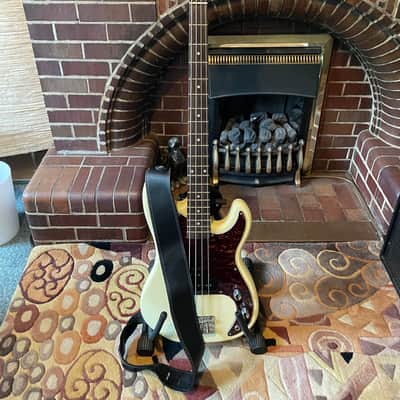 Jim Deacon Short scale P bass 2010’s Olympic white image 3