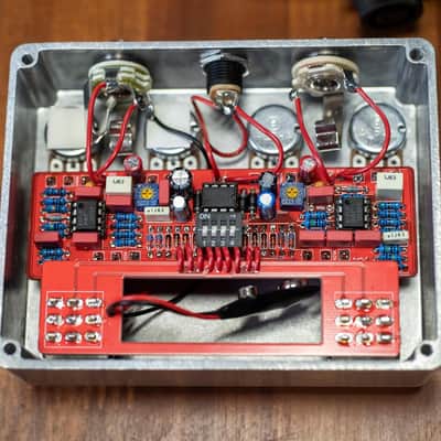 StewMac Two Kings Boost Pedal Kit With White Enclosure, 9 Volt Battery, and DC Powered, Based on the King Of Tone image 6