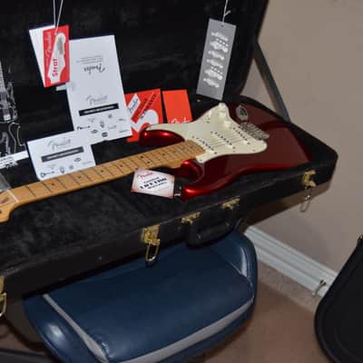 American Special Stratocaster®, Maple Fingerboard, Candy Apple Red