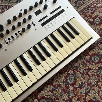 Korg Minilogue 4-Voice Polyphonic Analog Synthesizer 2016 - Present - Silver image 3