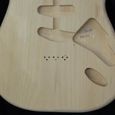 1 Piece 40yr Aged Pine Strat style body - Standard - 3lbs 6oz #3668 USAIMPORT CHARGES INCLUDED Bild 4