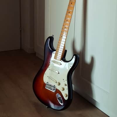 Fender American Standard 2012 Strat,  3-Tone Sunburst, Maple Fretboard image 4