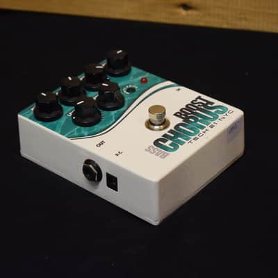 Tech 21 Bass Boost Chorus USA – Bass Chorus & Boost Pedal – Very Good Condition image 3