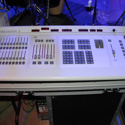 ETC Expression 3 2010's -Electronic Theatre Controls lighting console image 1