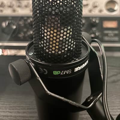 Shure SM7dB Cardioid Dynamic Microphone with Built-In Preamp 2023 - Present - Black image 5