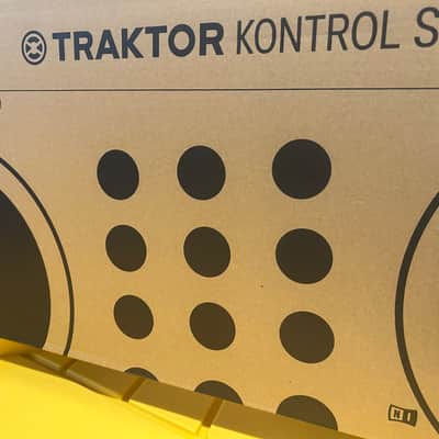 Native Instruments Traktor Kontrol S2 MK3 2018 - Black image 21
