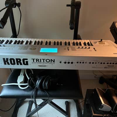 Korg Triton 61-Key 62-Voice Polyphonic Workstation 1999 - 2000 - Silver - original owner