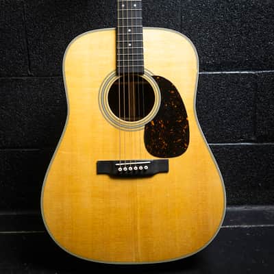 Martin D-28 - Natural image 1