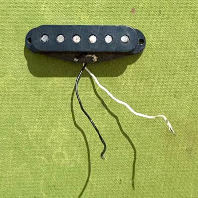 Mid to Late 70s Vintage Fender Stratocaster Gray-Bottom Flat-Pole - Black Cover image 2