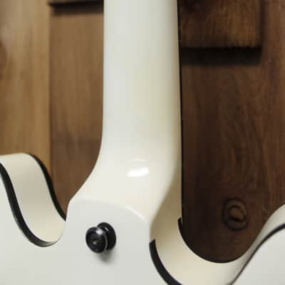 Epiphone Dot Studio - Alpine White with black binding (Hardshell