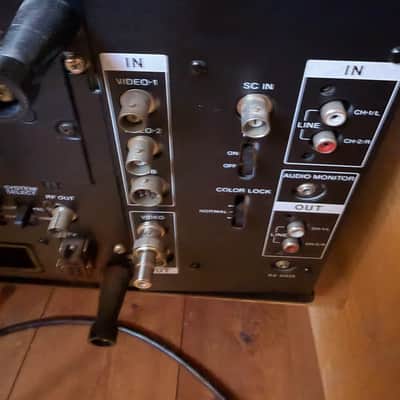 Sony U-matic analog tape machine image 2