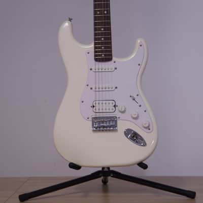 Squier Bullet Stratocaster HSS HT 2021 - Arctic White image 3