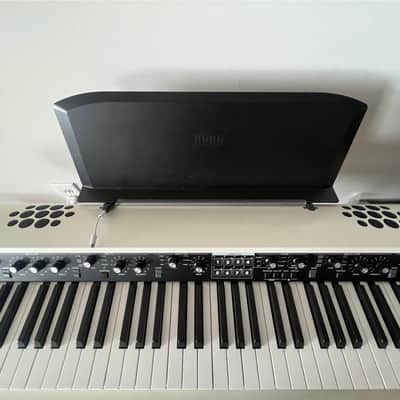 Korg SV2-88SP Stage Vintage Digital Piano with Speakers 2020 - with travel bag image 3