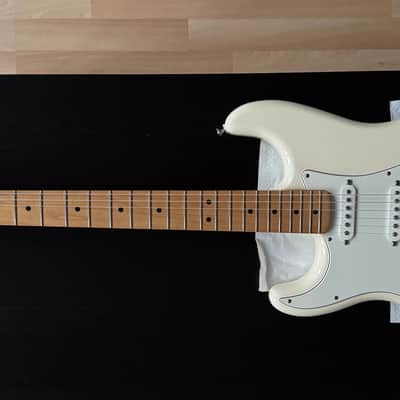 Fender Standard Stratocaster Lefthand Left-Handel LH Linkshänder Maple Fretboard 2006 - 2017 - Arctic White image 9