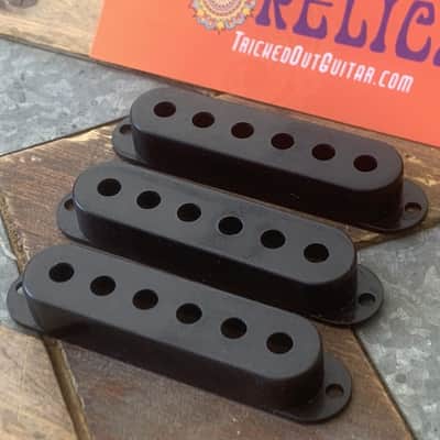 Real Life Relics Black Stratocaster® Pickup Covers (Set of 3)   [DD1]