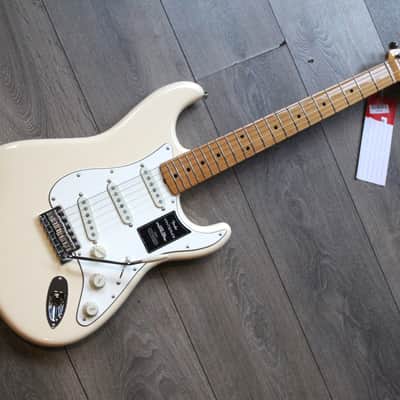 NEW MODEL FENDER "Vintera III Late '60s Stratocaster, Maple Fingerboard, Olympic White" GIGBAG, 3, 75 KG