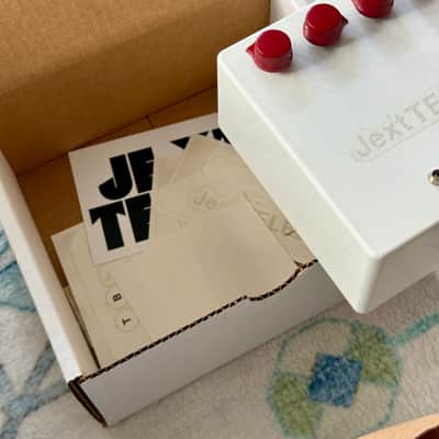 Jext Telez White Pedal Overdrive and Fuzz V2 (White with Red Knobs) image 4