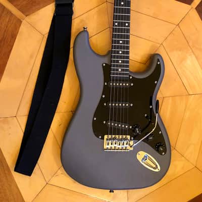 Donner Standard Series Stratocaster style Gray Electric Guitar Single Coil Pickups Soft Case, Strap image 3