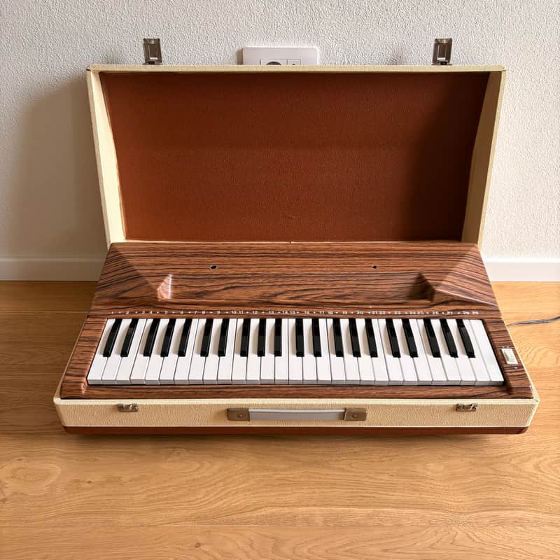 Mysterious Italian Cased Electric Reed Organ (Italy, 1960s)! Probably Orla! Read the ad! image 1