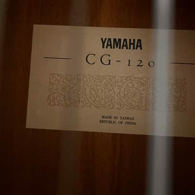 Yamaha CG-120 1987 - Glossy wood image 5