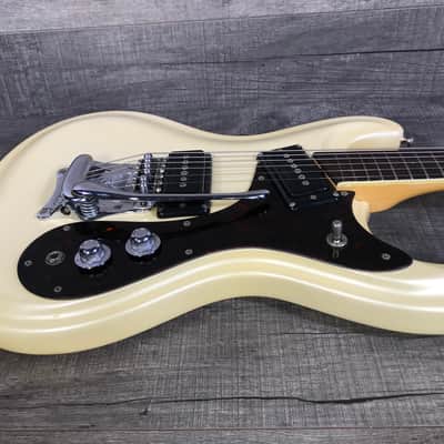 Mosrite Ventures Model 1965 Pearl White image 3