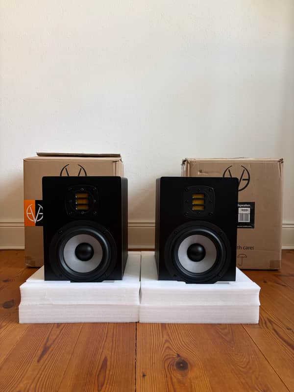 EVE Audio SC205 Active Studio Monitors (Pair) – Mint w/OVP image 1