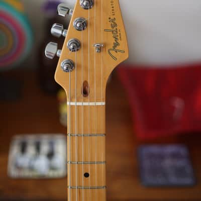 Fender American Professional Stratocaster with Maple Fretboard 2017 - 2019 - 3-Color Sunburst image 4