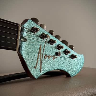 Novo Miris H2 Custom - Relic Ice Blue Metallic Sparkle  Sumpfesche Body, Ebenholz Griffbrett, Fralin PAFs, nur 3,15kg! ​​ 2025 - Ice Blue Metallic Sparkle Aged Relic image 14
