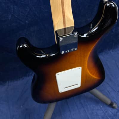 Immagine Fender American Special Stratocaster in 2 Tone Sunburst 2017 Pre-owned - 12