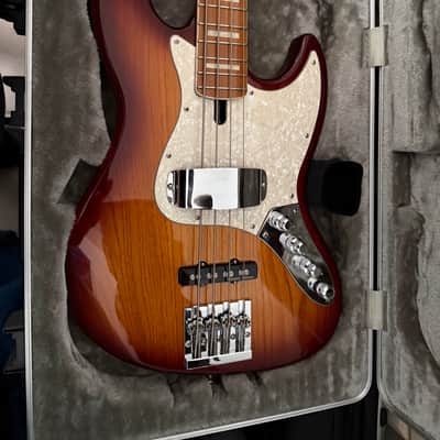 Sire Marcus Miller v8 2025 - Sunburst image 1