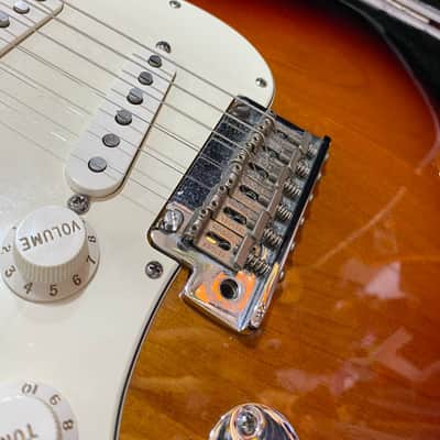 Fender American Standard Stratocaster Left-Handed with Maple Fretboard 2010- 3-Color Sunburst image 2