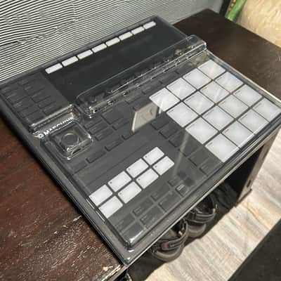 Native Instruments Maschine MKIII 2020swith decksaver- Black image 8