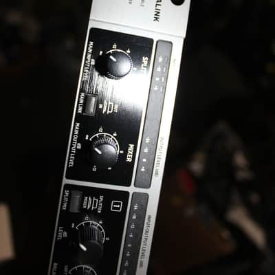 Behringer MX882 Rackmount Mixer / Splitter image 3