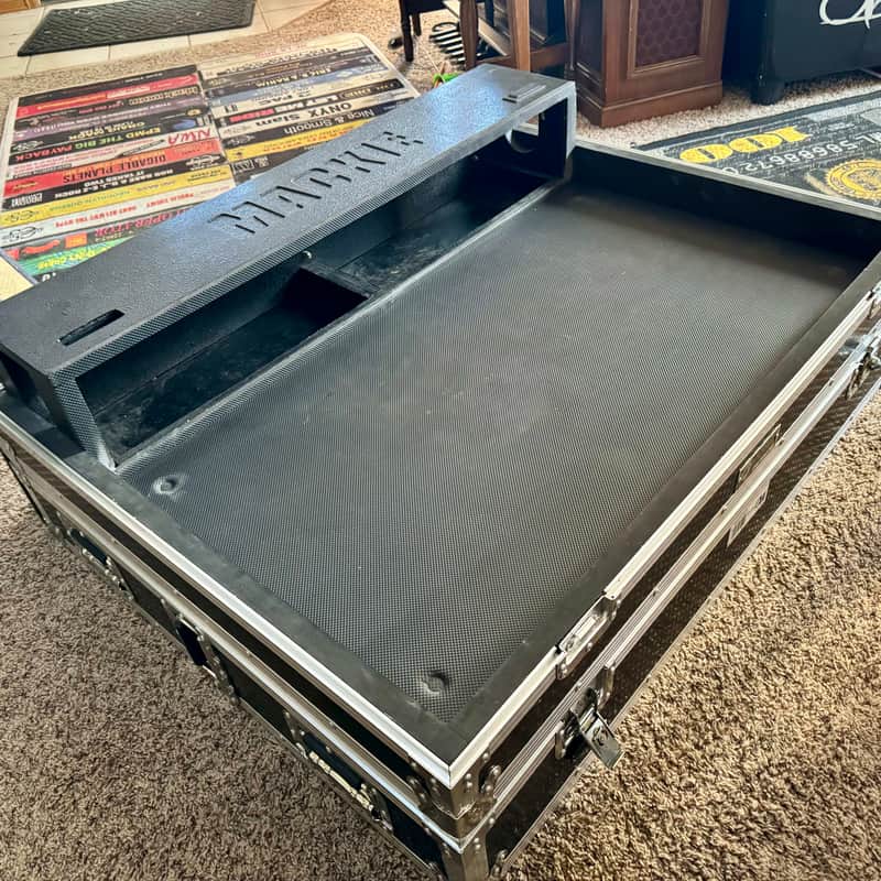 2004 Mackie Onyx 32-4 Flight Case Black