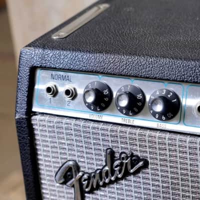 Fender Deluxe Reverb 22W Tube Guitar Combo Amp image 2