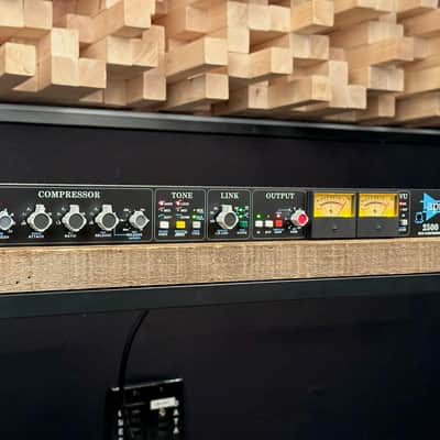 API 2500 Stereo Bus Compressor. API2500. Great condition. image 2
