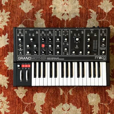 Moog Grandmother Dark 👵 Semi-Modular Analog Synthesizer