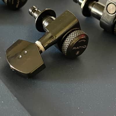 Graph Tech Ratio 3X3 Contemporary 2-Pin Locking Tuners - BLACK, #PRL-8311-B0 image 3