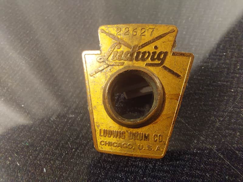 Ludwig Keystone Badge ( 22627 ) 1964 - Brass image 1