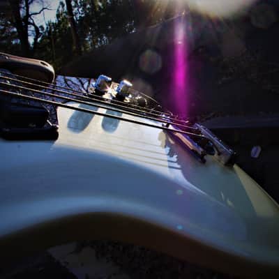 Mosrite VENTURES Bass 1991 White Pearl. The last guitar built by Semie Moseley. RAREST. Only one image 6