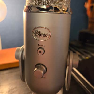 Blue Yeti Multipattern USB Microphone, MINT image 6
