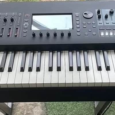 Roland Fantom 8 88-Key Workstation Keyboard Used in Excellent condition