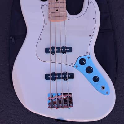 electric bass guitar with an asymmetric - Artic white image 2