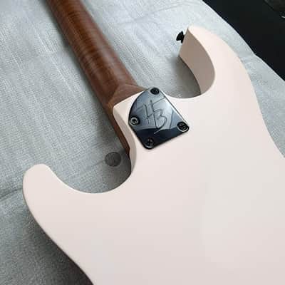 Harley Benton Dullahan-FT 24 Roasted SP Shell Pink Headless Roasted Flame Maple Stainless Frets image 7