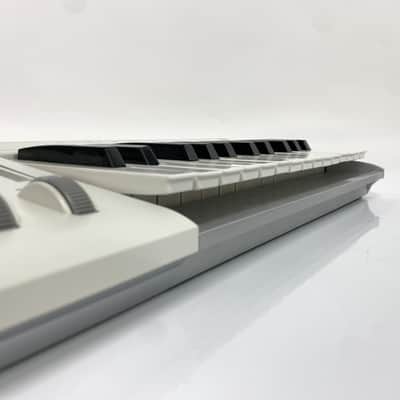Korg K25 25-Key USB MIDI Studio Controller 2000s - White TGHM image 5