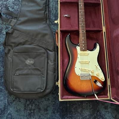 Fender Vintera '60s Stratocaster with Pau Ferro Fretboard 2019 - 2023 - 3-Color Sunburst - incl. Case and Gigbag image 1