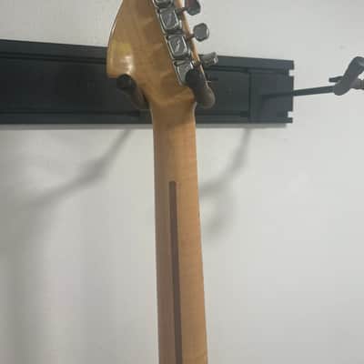 1975 Fender Stratocaster with 3-Bolt Neck, Rosewood Fretboard 1971 - 1977 - Sunburst image 4