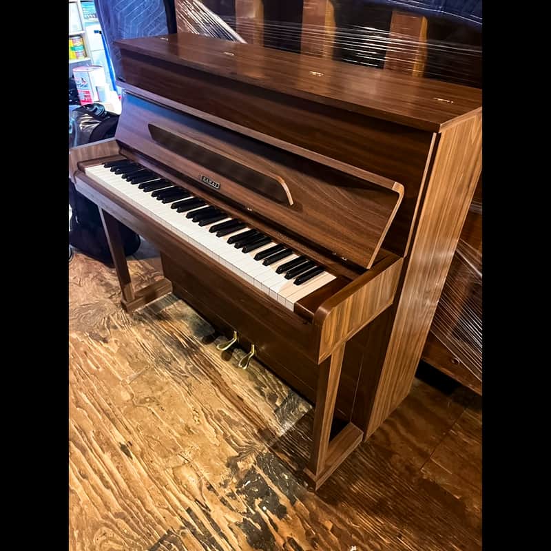 Elegant Acoustic Harmony: Kawai Upright Piano Bild 1